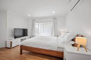 Una televisión o centro de entretenimiento en Entire House with 4 bedrooms Fully Air Conditioned