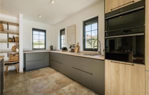 Kuchyň nebo kuchyňský kout v ubytování Awesome Home In Nova Vas