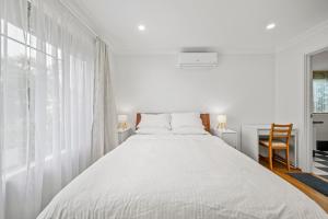 Una cama o camas en una habitación de Entire House with 4 bedrooms Fully Air Conditioned