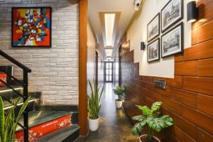 大诺伊达FabHotel Elegant Stay的建筑物内摆满盆栽的走廊