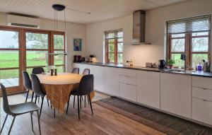 Børglum3 Bedroom Cozy Home In Vrå的厨房兼餐厅，配有桌椅