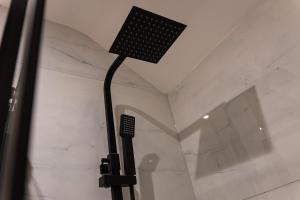 una lampada nera in una stanza con un muro di pietra di Rosemont ApartHotel a Stanningley