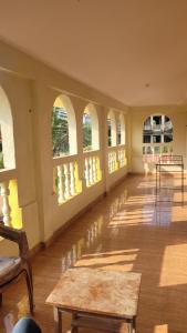 a room with arches and a table and windows at Ferns Cottage in Calangute