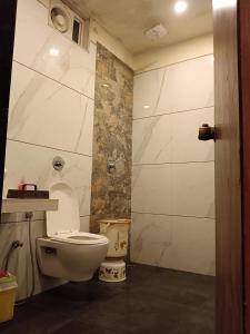 Koupelna v ubytování Hotel satpura inn