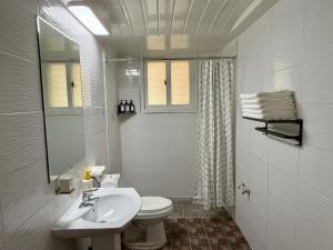 平泽市Slow Stay in camp humphreys的带水槽和马桶的白色浴室