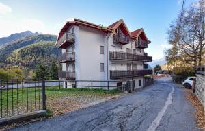 un edificio con balcones al costado de una carretera en Stunning Apartment In Temù With House A Mountain View, en Temù