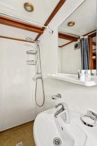 Koupelna v ubytování hotelboat Sarah Groningen