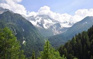 una vista de una cadena montañosa con montañas cubiertas de nieve en Stunning Apartment In Temù With House A Mountain View, en Temù