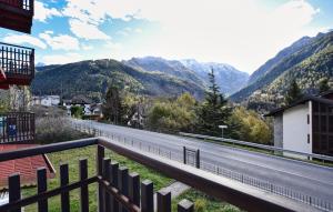 Una vista de una carretera con montañas al fondo. en Stunning Apartment In Temù With House A Mountain View, en Temù
