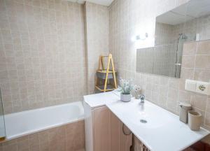 Un baño con lavabo, bañera y espejo. en Axarquía beach junto al mar, en Vélez-Málaga 12 fotos más