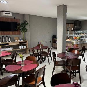 ブルマードにあるPousada Brumadoの部屋にテーブルと椅子があるレストラン