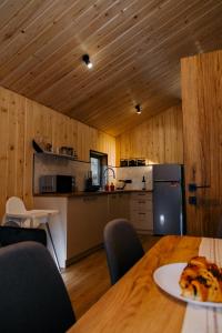 Kuchyň nebo kuchyňský kout v ubytování Chill&Heal, Либохора - будинки в горах, відпочинок в Карпатах, чан