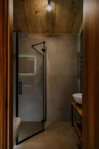 Koupelna v ubytování Chill&Heal, Либохора - будинки в горах, відпочинок в Карпатах, чан