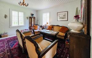 Edebäck4 Bedroom Beautiful Home In Ekshärad的客厅里有一张沙发和一张桌子。