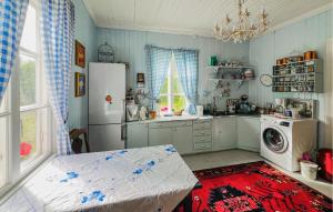 Edebäck4 Bedroom Beautiful Home In Ekshärad的厨房配有冰箱和洗衣机。