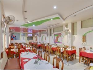 Un restaurante u otro lugar para comer en Hotel Yatrik