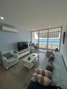 TV a/nebo společenská místnost v ubytování Makenzy Sandy Beachfront Paradise