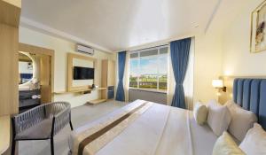 Una cama o camas en una habitación de Breeze By Patron Hotels 3 fotos más