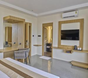 Una televisión o centro de entretenimiento en Breeze By Patron Hotels