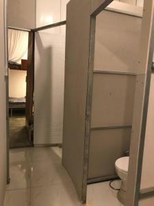 a bathroom with a toilet in a room at Reaksa Hostel & Spa - Koh Rong in Kaôh Rŭng (6)