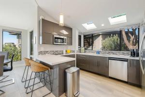 Nhà bếp/bếp nhỏ tại Coastal Tee Lodge by Sonoma Stays - Ocean Views