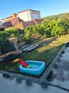 a bath tub sitting on the grass in a yard at Casa Marm in Călimăneşti