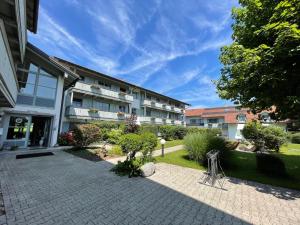 a courtyard in front of a large building at Ferienwohnung Alpenpanorama in Oberaudorf