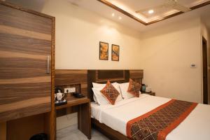 Ένα ή περισσότερα κρεβάτια σε δωμάτιο στο Hotel Golden Oasis - 5 Minute Walk from New Delhi Railway Station +99 φωτογραφίες