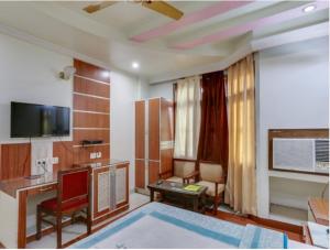 Una televisión o centro de entretenimiento en Hotel Yatrik