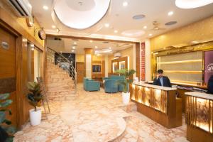 Ο χώρος του λόμπι ή της ρεσεψιόν στο Hotel Golden Oasis - 5 Minute Walk from New Delhi Railway Station