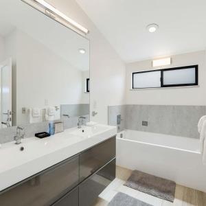 Phòng tắm tại Coastal Tee Lodge by Sonoma Stays - Ocean Views