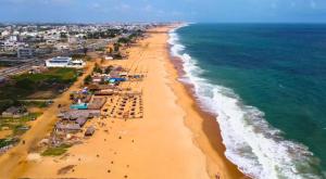 Una vista aérea de una playa con gente en ella. en Douce vie, en Cotonou