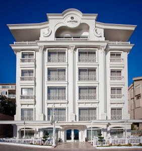 アンタルヤにあるLa Boutique Hotel & Suites - Adults Onlyのバルコニー付きの白い大きな建物