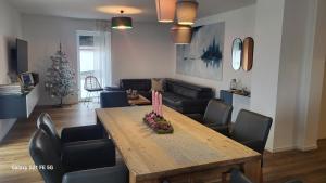 a living room with a table and a christmas tree at Apartments bei Playmobil 1,130m2,24h Self Check-in, free Parking in Zirndorf