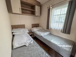 Postel nebo postele na pokoji v ubytování Superb 6 Berth Caravan At St Osyth Beach, Near Clacton-On-Sea Ref 28008Mc + 9 fotografií