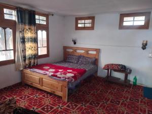 una camera da letto con un letto nell'angolo di una stanza di Kalash Resort and camping side a Chitral