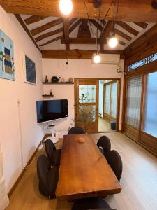 Et tv og/eller underholdning på Dadok Hanok Comfort and Calm in the Heart of Seoul