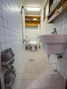 Et badeværelse på Dadok Hanok Comfort and Calm in the Heart of Seoul + 43 billeder