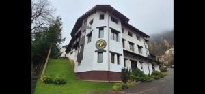 un edificio con un orologio su un lato di Classic Inn Hotel by Radacini a Braşov