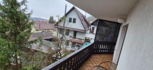 een extern uitzicht op een balkon van een huis bij Classic Inn Hotel by Radacini in Braşov