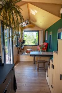 un soggiorno con un tavolo e un divano di Tiny Greenhouse op Boetiekpark de Kas a Scherpenzeel