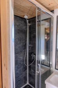 una doccia con una porta in vetro in un bagno di Tiny Greenhouse op Boetiekpark de Kas a Scherpenzeel