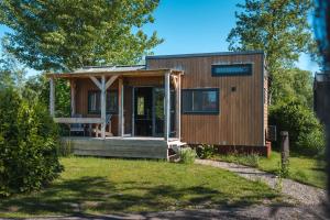 una casetta con una panchina in un cortile di Tiny Greenhouse op Boetiekpark de Kas a Scherpenzeel