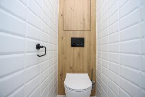 瓦赫河畔比斯特里察Apartmán Dukelská的一间小浴室,在摊位设有厕所 更多7张照片