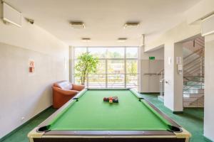Centrum Rehabilitacyjno - Wczasowe Amber في كولوبرزيغ: طاولة بلياردو في منتصف الغرفة