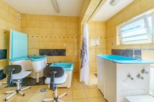 Centrum Rehabilitacyjno - Wczasowe Amber في كولوبرزيغ: حمام به مغسلتين ومرآتين +27 صورة
