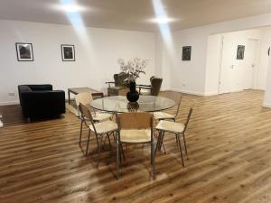 Khu vực ghế ngồi tại Emmas Apartments +13 ảnh