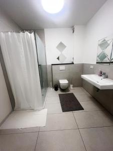 Phòng tắm tại Emmas Apartments