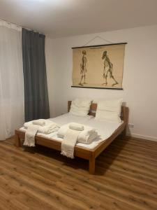 Giường trong phòng chung tại Emmas Apartments