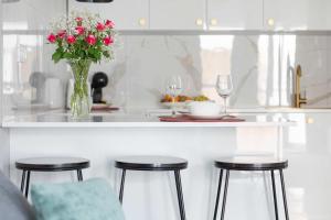 Bebidas en LET'S SEA 55 Apartment with Sea View, Sauna & Pool and Parking by Noclegi Renters